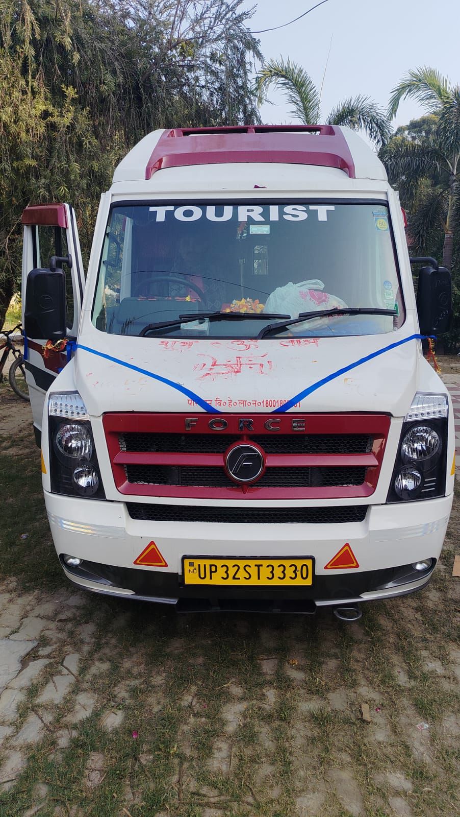 Tempo Traveller 17 Seater Lucknow
